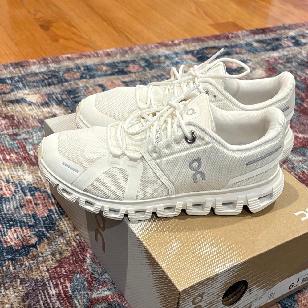 On clouds white sneakers size 6 - Picture 3 of 9